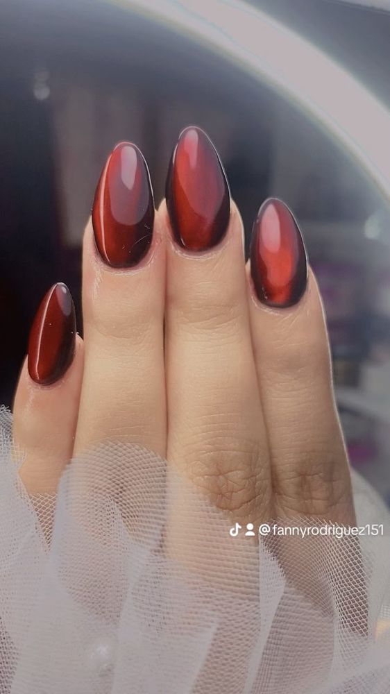 Uñas rojas efecto ojo de gato