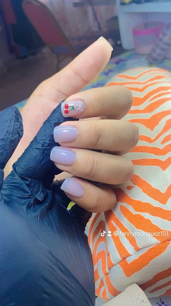 Uñas cortas lila con cerezas